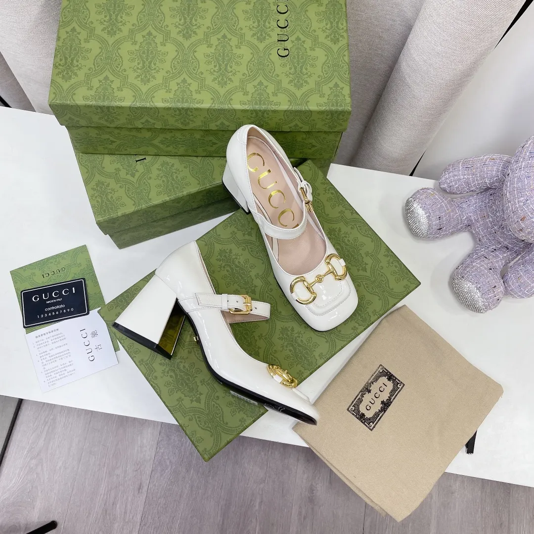 👟👟Ex-factory price👟👟Ex-factory price 480👟👟 ____New arrival____ GUCCI Gucci/Gucci high-end boutique 20212 early spring new model, original flavor and original quality! Every detail has been carefully crafted and can be compared with ZG, no second quality! Fabric: Original custom imported patent leather with molded hardware horsebit buckle from Dongguan Dachang Factory Lining/foot pads: High-end custom sheepskin lining Heel height: 7.5CM, electroplated gold+covered leather Outsole: Italian genuine leather sole Size: 34-41 (34.40.41. Customized, non-returnable) This medium-heeled pump is made of leather, with designs such as a square toe and a three-dimensional square heel. The exquisite and delicate details give the entire design an elegant charm. The gold-toned horsebit injects the brand’s logo into this look. ●Horsebit detail. Three-dimensional square heel. ●Created in Italy.